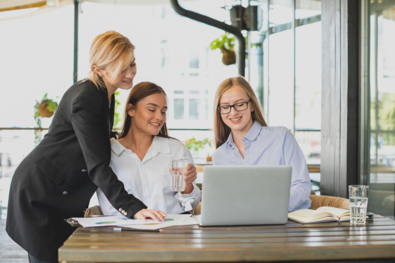 Professionelle Finanzberatung in modernem Büro